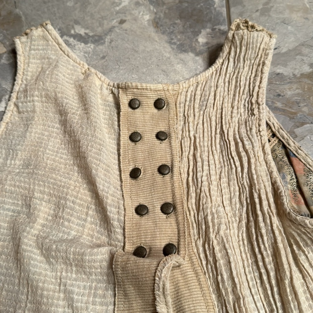 Tan patterned crochet knit tank top - Picture 3 of 5
